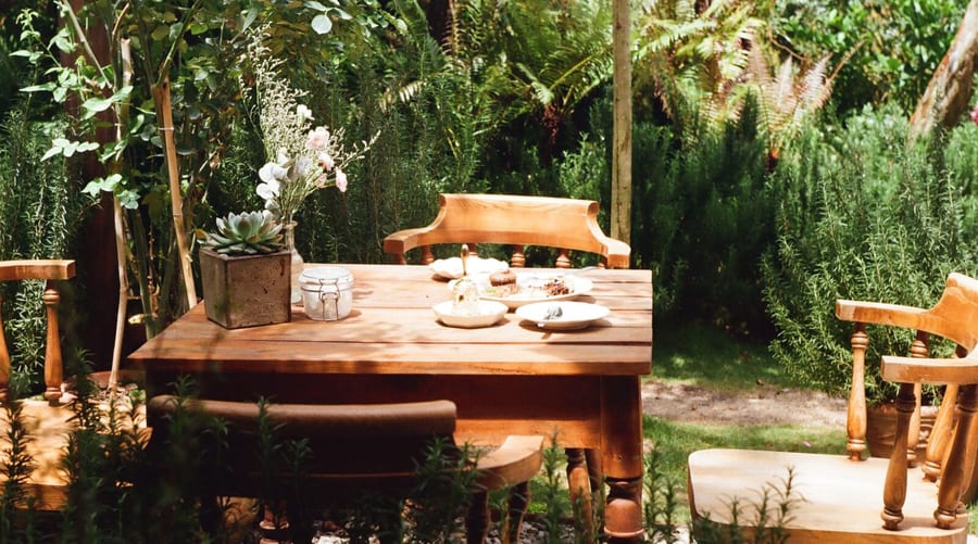Sitzecke im Garten am Hof mit Holztisch