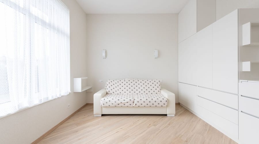 Helles Wohnzimmer einer Ferienwohnung mit Holzboden